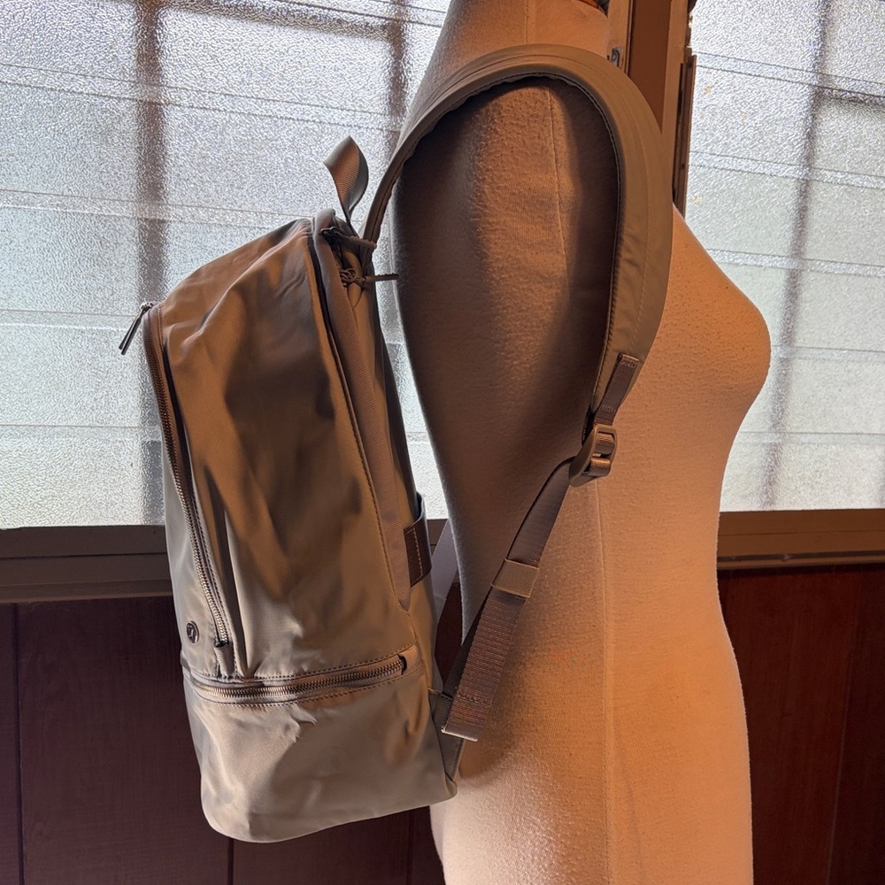 lululemon Backpack - Picture 3 of 11